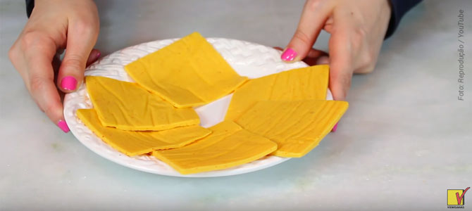 Aprenda a fazer queijo americano fatiado em versão vegana para incrementar seus sanduíches