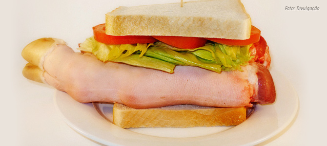 Fotógrafo coloca partes de animais dentro de pães e mostra sanduíches como eles são