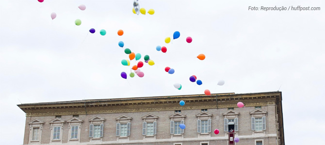 Papa afirma que balões são o novo símbolo da paz e suspende uso de pombas como tal