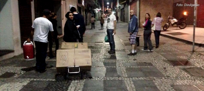 Ativistas distribuem 800 lanches veganos com chá para aquecer as noites frias de São Paulo