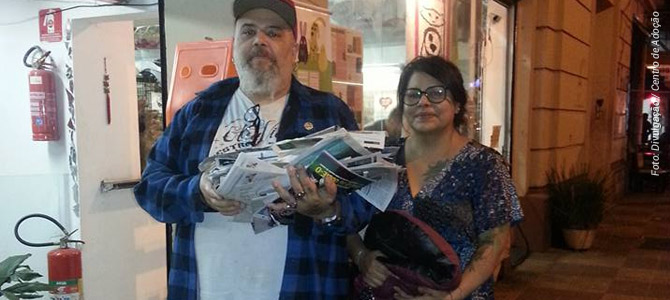 João Gordo e família arrecadam jornais e doam para centro de adoção de animais em São Paulo