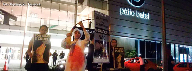 Ativistas protestam contra o ‘foie gras’ em frente a um dos principais shoppings de Curitiba
