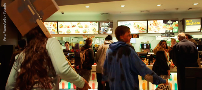 Ativistas vestidos de zumbis invadem McDonald’s para protestar contra o consumo de carne