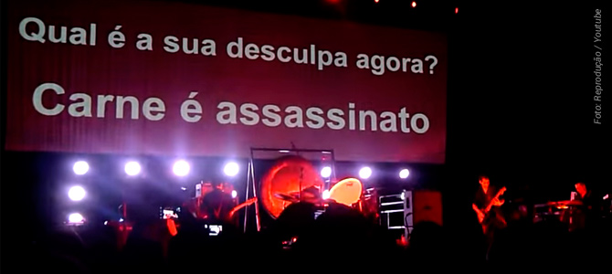 Morrissey intima audiência em São Paulo e fã desmaia diante de imagens de matadouros