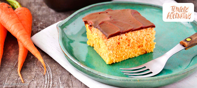 Aprenda a fazer um bolo de cenoura vegano e sem glúten com cobertura cremosa de chocolate