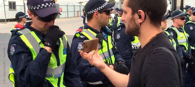 Ativistas veganos se acorrentam em matadouro de porcos e policiais choram ao saber por quê