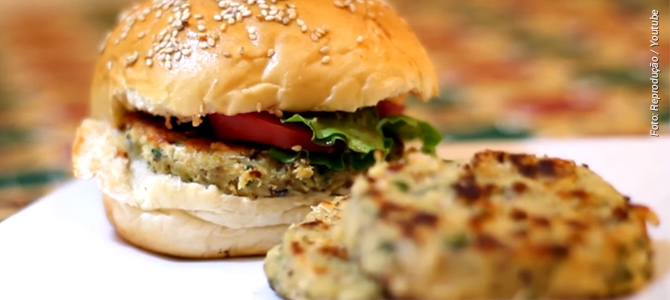 Aprenda a fazer hambúrguer de feijão-fradinho vegano, fácil e saudável em vídeo de 1 minuto