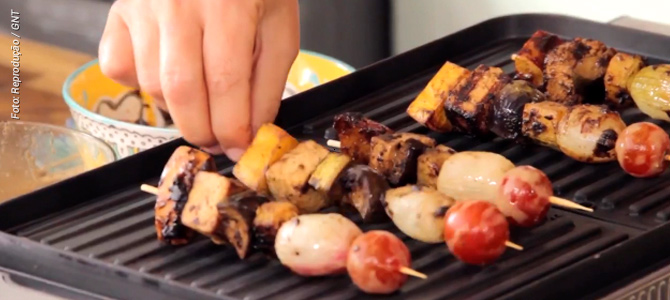 Aprenda a fazer espetinhos de tofu e legumes para um churrasco vegano em vídeo do GNT