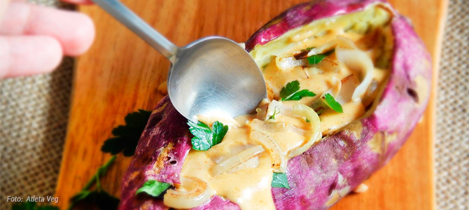 Aprenda uma receita vegana e funcional de batata doce recheada com molho tailandês especial