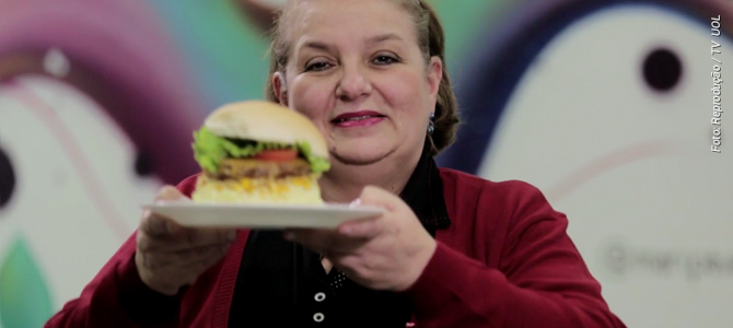 A ‘Tia’ da lanchonete Prime Dog, Maria Helena Pereira, ensina um hambúrguer de soja fácil