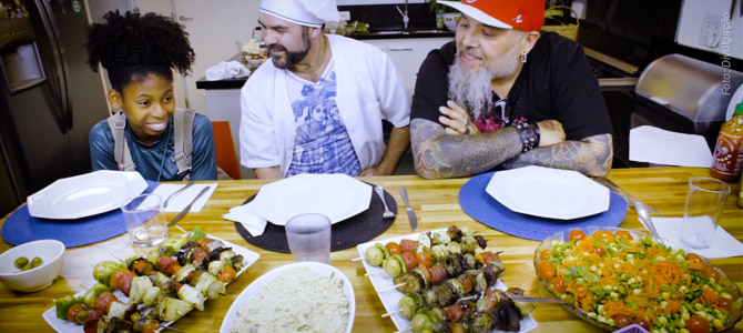 João Gordo recebe rapper de 12 anos que canta contra o racismo para um churrasco vegano