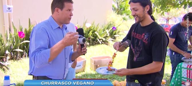 Repórter da RecordTV de Goiás aceita o convite para ir a um churrasco vegano e se surpreende