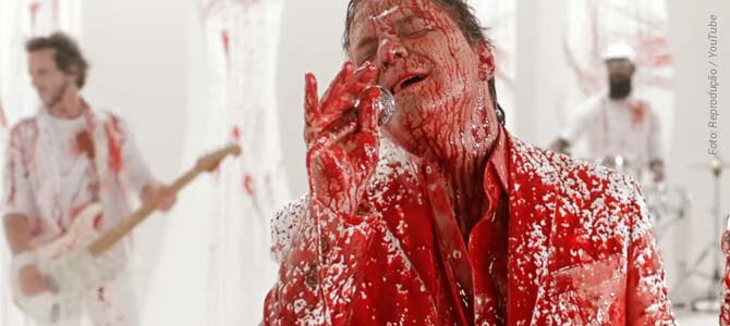 Fábio Jr. choca fãs ao cantar coberto de sangue para divulgar série sobre o consumo de carne